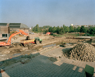 828331 Afbeelding van werkzaamheden tijdens de renovatie van Zwembad Merwestein (Merweplein 1) te Nieuwegein.